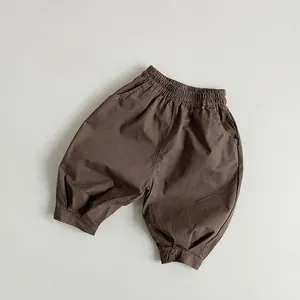 Détail du pantalon en coton marron pour enfant avec taille élastique et chevilles serrées