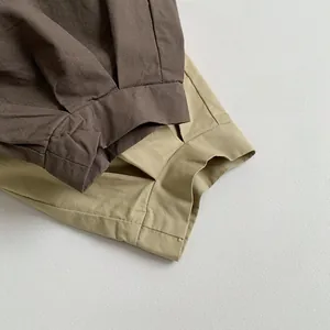 Vue détaillée du pantalon en coton pour enfant montrant la couture et la texture du tissu