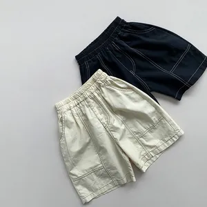 Detailsicht der Kinder-Baumwollshorts mit elastischem Bund und verstärkten Doppelsteppnähten