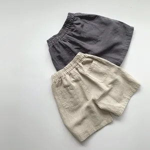 Detailansicht der Kinder-Leinen-Shorts mit elastischem Bund und Gesäßtaschen