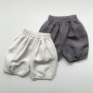 Détails de la taille élastique et de la texture coton-lin sur ces shorts enfant