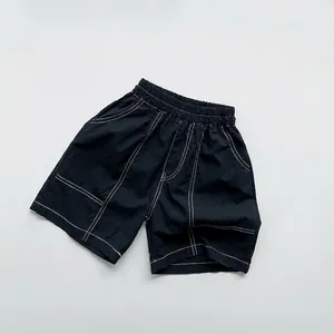 Detailaufnahme der dunkelblauen Kinder-Baumwollshorts mit weißen Kontrastnähten