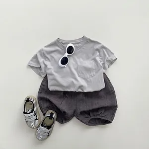 Ensemble d'été pour enfants avec t-shirt en coton gris et short en lin ample de style