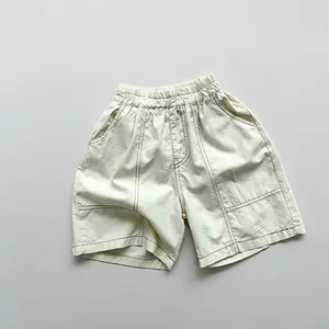 Detailansicht der Kinder-Baumwollshorts mit elastischem Bund und Ziernähten