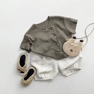 Ensemble d'été en coton et lin pour bambins avec chemise olive et short bouffant beige