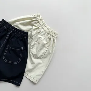 Detail der Kinder-Baumwollshorts mit elastischem Bund und Steppnaht an der Gesäßtasche
