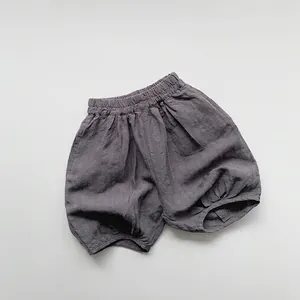 Détail du short bouffant gris en coton et lin avec taille élastique et jambes resserrées