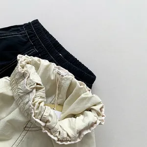 Kinder Baumwollshorts in Schwarz und Beige mit elastischem Bund und Kontrastnähten