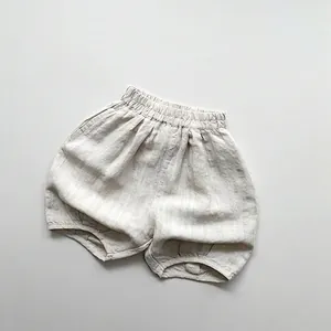 Détail de short en lin beige pour bébé avec taille élastique et texture du tissu