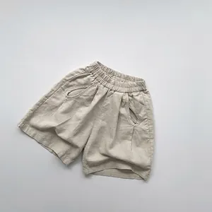Detail der Kinder-Baumwoll-Leinen-Shorts mit breitem Gummibund und großen Eingrifftaschen