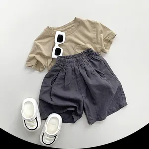 Kinder Sommer Set aus Baumwolle mit khakifarbenem T-Shirt und grauen kurzen Hosen