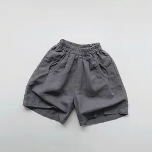 Detailansicht der dunkelgrauen Baumwolle-Leinen-Kindershorts mit Gummizug und Taschen
