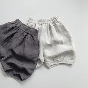Détail de shorts pour enfants en lin gris foncé et crème avec taille élastique