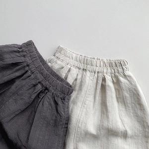 Détails de la taille élastique de ce short enfant en lin et coton gris et beige