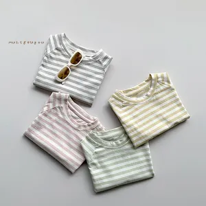 Détail à plat de t-shirts rayés pour enfants en coton pastel gris jaune rose et vert