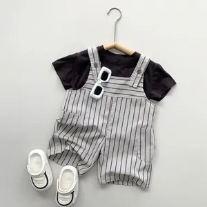 Completo estivo per bambini con maglietta nera e salopette a righe in cotone e lino