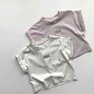 T-shirts pour enfants en coton rose et beige avec écussons sur la poitrine