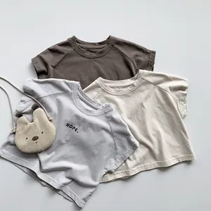 Détail à plat de t-shirts pour enfants en marron, gris et blanc avec imprimé HOPE