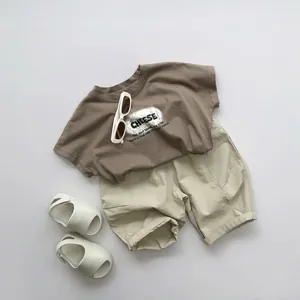Tenue d'été pour enfants de style coréen avec t-shirt marron, short beige et sandales