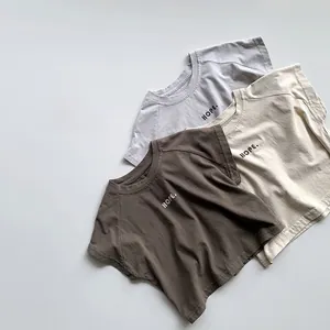 Vue détaillée de trois t-shirts pour enfants en coton avec slogan HOPE en tons neutres