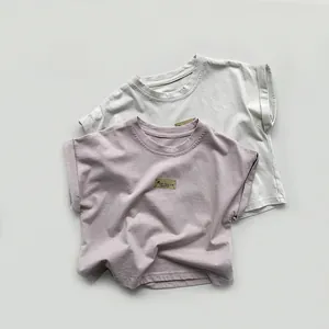 Détails de t-shirts en coton pour enfants avec manches retroussées et broderie