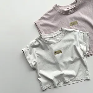 Détail de t-shirts en coton pour enfants avec étiquettes Ice Cream et style rétro