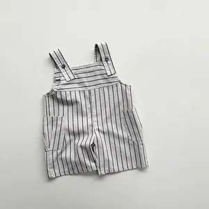 Dettaglio salopette a righe per bambini con spalline regolabili e tasche anteriori