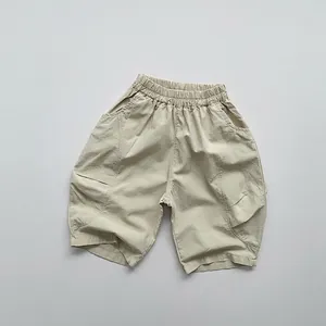 Détail de la taille élastique et des poches latérales sur ce short en coton pour enfant