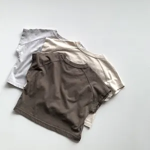 Détail de lot de trois t-shirts pour enfants en coton gris beige et marron doux