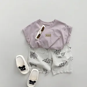 Ensemble d'été enfant avec t-shirt vintage en coton et short à motifs