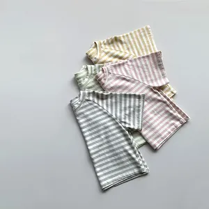 Détail de t-shirts rayés en coton aux tons pastels pour les vêtements d'été enfants