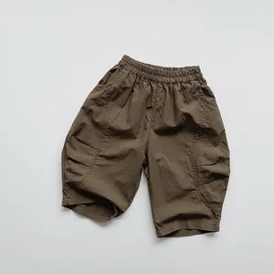 Vue détaillée de la culotte marron pour enfants avec taille élastique et poches latérales