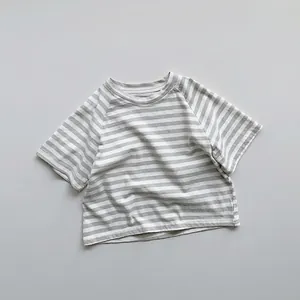 Détail montrant le tissu et les coutures du t-shirt en coton à rayures grises