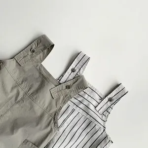 Salopette per bambini in cotone e lino verde oliva e a righe blu con spalline