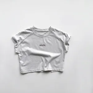 Détail d'un t-shirt en coton avec imprimé Hope et col rond finement côtelé