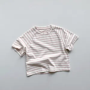 Vue détaillée d'un t-shirt en coton à rayures roses et blanches avec texture de tissu doux et col rond