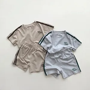Ensemble short en tricot pour enfants avec t-shirt en beige et gris bleu