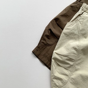 Détail de la taille élastique et des poches latérales sur pantalon enfant en lin