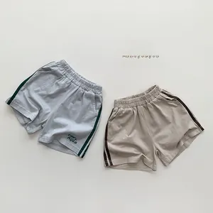 Détail de shorts en maille de coton doux avec taille élastique pour enfants