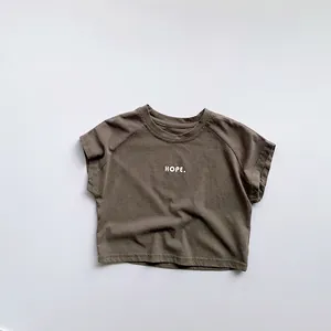 Détail de l'encolure du t-shirt en coton avec l'imprimé HOPE en couleur café noir