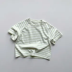 Détail d'un t-shirt enfant en coton rayé vert et blanc avec col rond renforcé