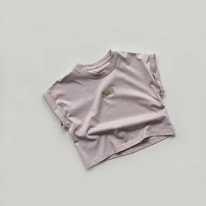 Détail du t-shirt en coton lilas avec revers aux manches et écusson d'été ice cream