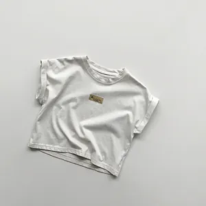 Détail d'un t-shirt enfant en coton gris clair avec une petite étiquette ICE CREAM
