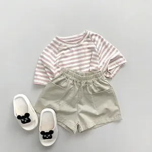 Ensemble t-shirt rayé Morandi et short kaki pour enfant de style décontracté