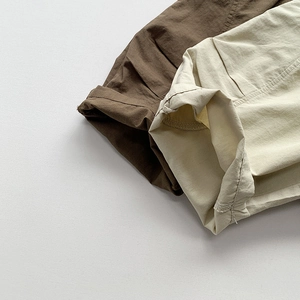 Détail du pantalon large pour enfant montrant la texture lin et les coutures