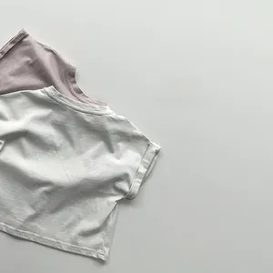 Détails de deux t-shirts en coton blanc et mauve avec finition de manches roulées