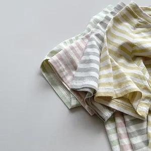 Gros plan de t-shirts rayés pour enfants en coton aux douces couleurs pastel