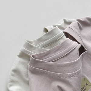 T-shirt en coton pour enfants en crème et rose poudré avec col rond côtelé