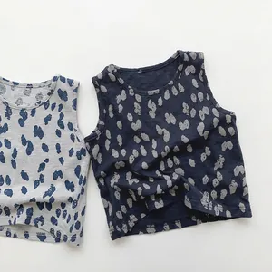 Détail du tissu en coton doux avec motif à pois rétro sur les débardeurs enfants