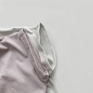 Détail du tissu en coton doux et coutures d'encolure sur les t-shirts d'été pour enfants